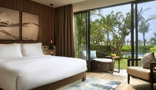 Studio, 1 King Bed, Pool Access (Balcony)