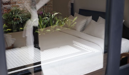 Signature Double Room, 1 Queen Bed, Courtyard View
