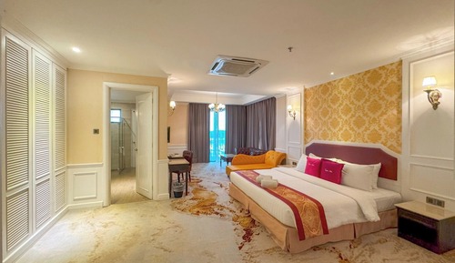 Deluxe king with jacuzzi