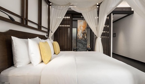 Superior Deluxe w Free Minibar and One-Way Airport Transfer