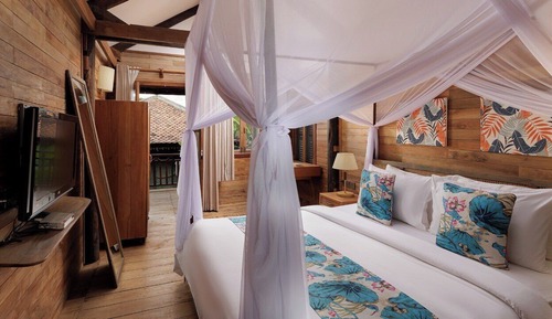 Three-Bedroom Villa Countryside View