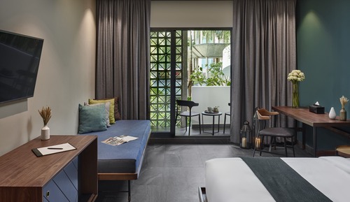 Deluxe Room, 1 King Bed, Pool View