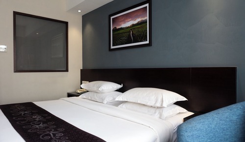 Signature Suite, 1 King Bed, City View