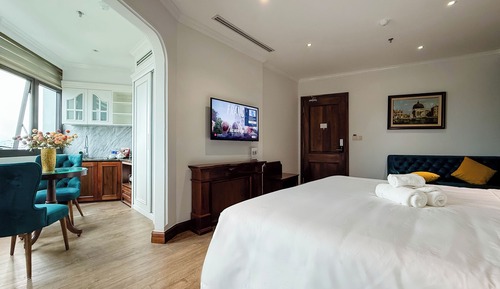 Signature Studio Suite, City View