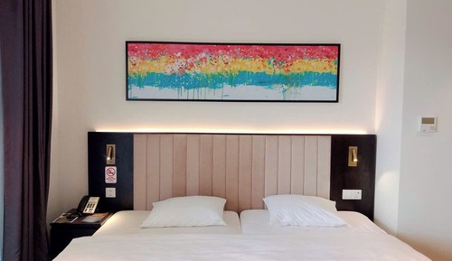 Luxury Apartment, 1 King Bed, Balcony, City View