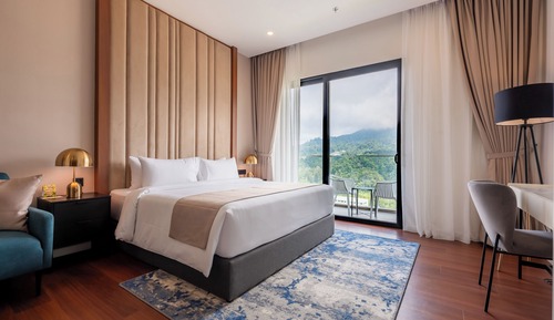 Deluxe Suite, 1 King Bed, Balcony