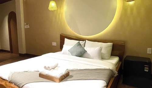 Deluxe Double Room, 1 King Bed, Balcony, Mountain View