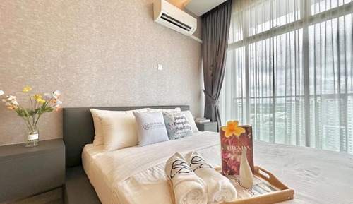 Deluxe Studio, 1 Queen Bed, Balcony, Lake View