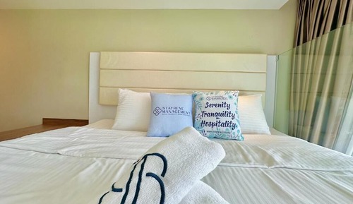 Deluxe Studio, 2 Queen Beds, Balcony, Lake View