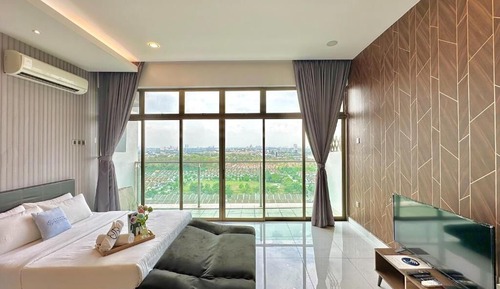 Superior Studio, 1 Queen Bed, Balcony, City View