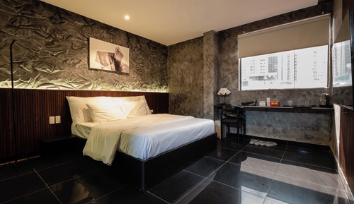 Deluxe Studio Suite, 1 Queen Bed, City View