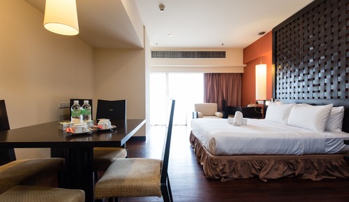 Deluxe Studio, 1 King Bed, Kitchenette