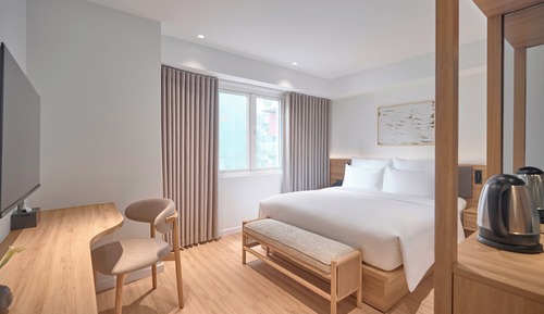 Deluxe Room, Window, Alley View