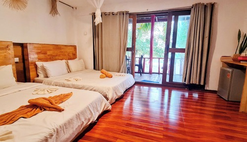 Basic Bungalow, Sea View