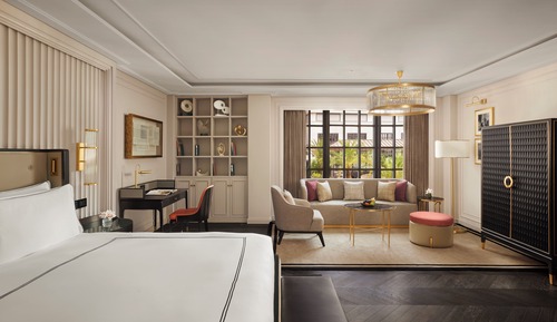 JUNIOR SUITE 1 King Bed, Fairmont Gold Lounge access