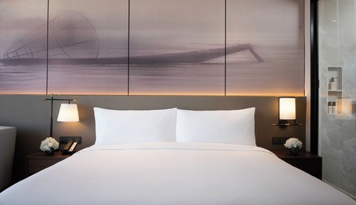 Deluxe Room, 1 King Bed, City View