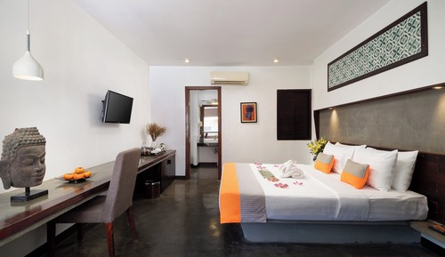 Deluxe King with Bathtub and Sofa