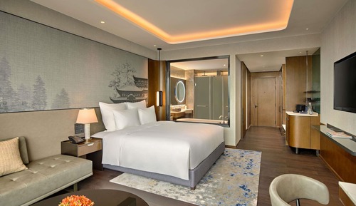 Deluxe Room, 1 King Bed, Club Lounge Access