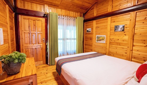 Room, 1 Queen Bed, Shared Bathroom, Mountain View