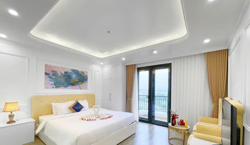 Deluxe Suite, 1 King Bed, Balcony
