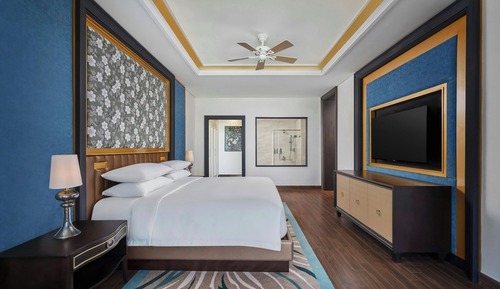 Club Suite, 1 King Bed, Terrace