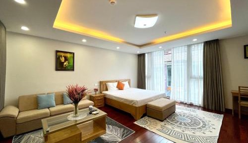 One-Bedroom Apartment with Lake View