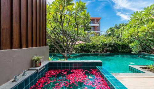 Deluxe Pool Access With Spa Bath