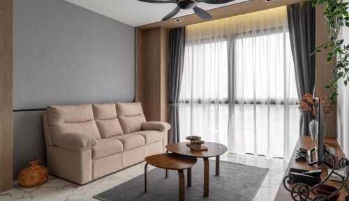Three-Bedroom Apartment with Balcony