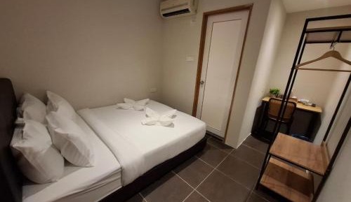 Standard Queen Room