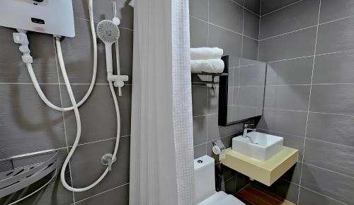 The Serene Studio (Dryer & Washer with Lake and City View)