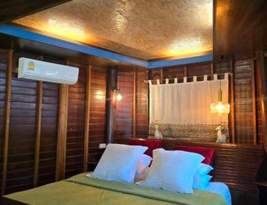 Honeymoon Suite