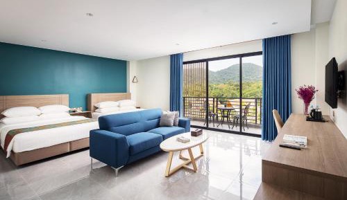 Deluxe Family Room With Pool & Mountain view