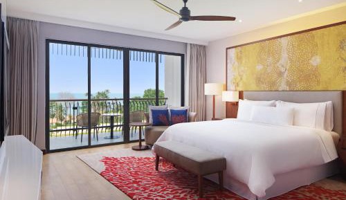 Premier Large One-Bedroom King Suite