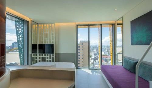 Deluxe Corner King Room with City View