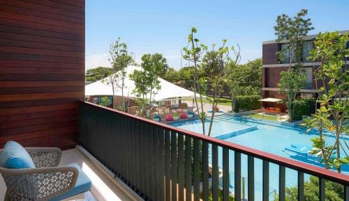 So King Studio with Pool View