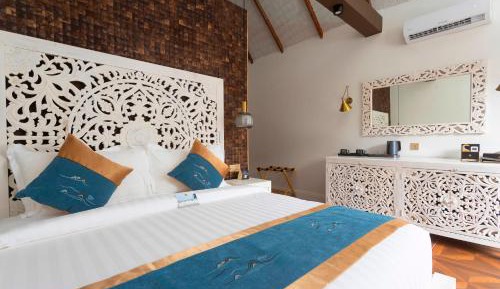 Deluxe Double Room with Side Sea View