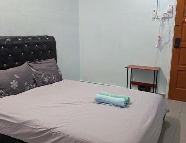 Queen Room with Shared Bathroom