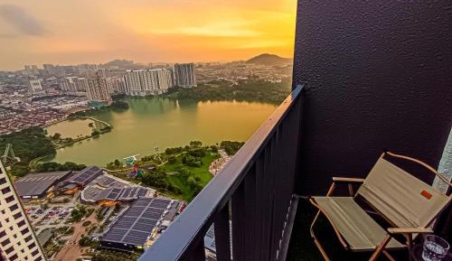 Four-Bedroom Apartment with Lake View