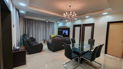 Three-Bedroom Deluxe Apartment