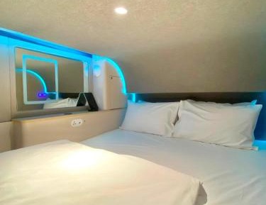 Capsule - Queen 1 Night