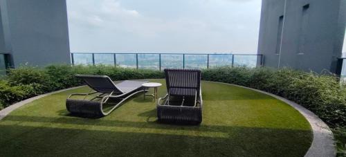 One-Bedroom Apartment with City View