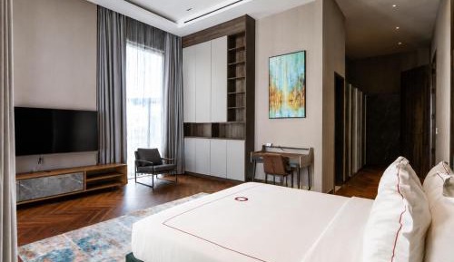 Deluxe One-Bedroom Apartment
