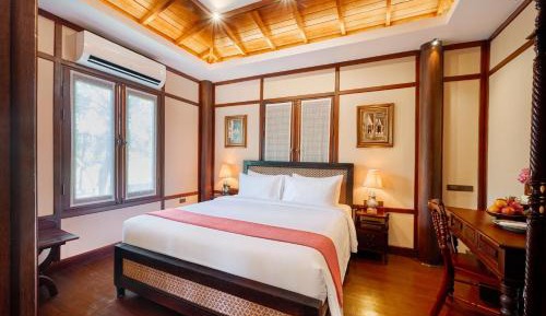Two-Bedroom House Outside Bathrooms
