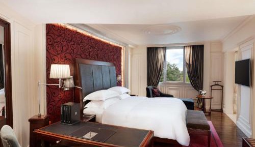 Opera Wing Grand Premium Room with King Bed and Club Lounge Benefits