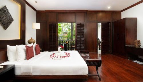 King Suite with Pool View