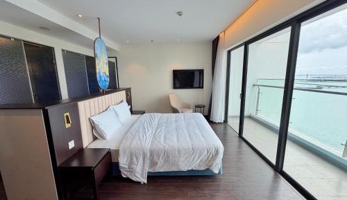 One-Bedroom Apartment with Sea View
