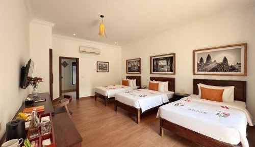 Deluxe Triple Room with Balcony and Pool View