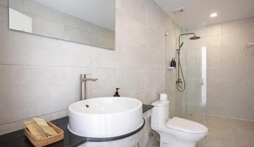 Deluxe Double Room with Side Sea View