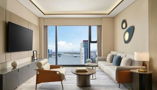 One-Bedroom Apartment with River View and Bathtub