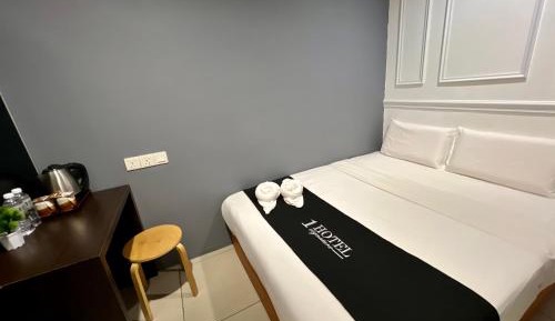 Deluxe Queen Room without Window